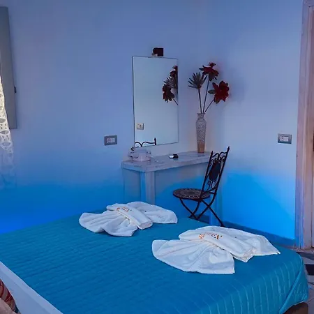 Nalu Hotel Fira (Santorini)