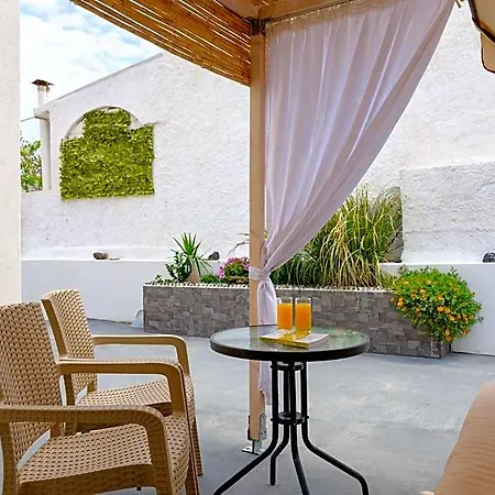 Nalu Fira (Santorini)