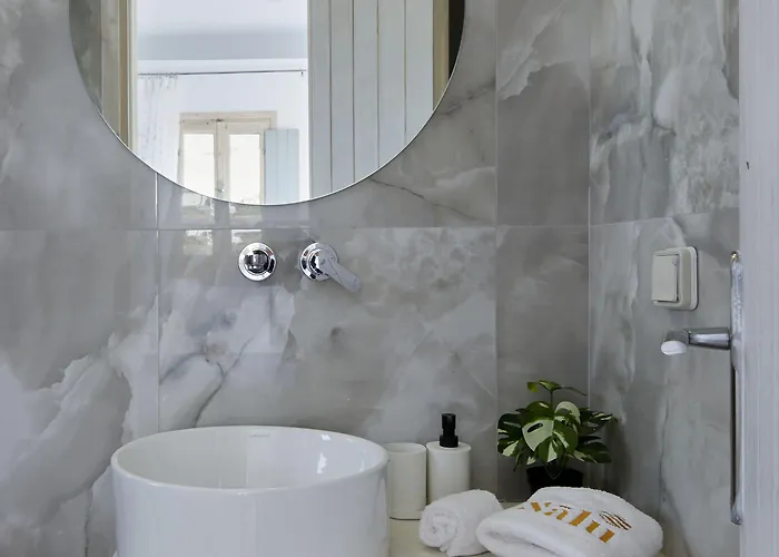 Nalu Hotel Fira (Santorini)